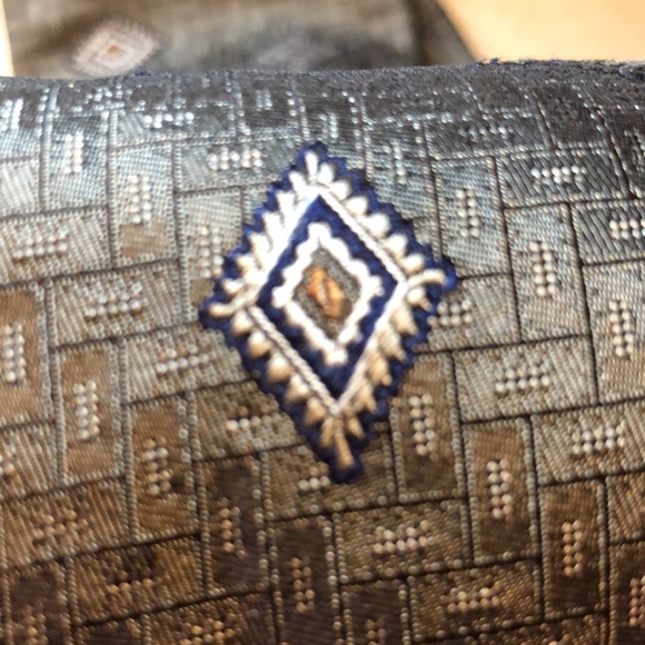 HICKEY FREEMAN 100% silk Made In Italy Muted Grey Blue Textured
Geometric NEW - Picture 10 of 16